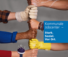 Fotografische Darstellung von sechs Unterarmen. Die Hände umfassen ein vertikal verlaufendes Seil - mit dem Motto "Gemeinsam an einem Strang ziehen". Ein Schriftzug "Kommunale Jobcenter - Stark. Sozial. Vor Ort" ist ebenfalls eingefügt.